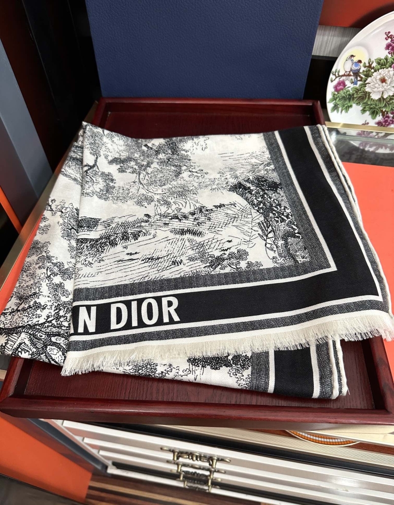 CHRISTIAN DIOR